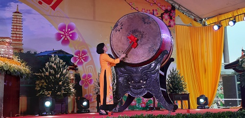 B&agrave; Nguyễn Thị Thanh - B&iacute; thư tỉnh ủy Ninh B&igrave;nh đ&aacute;nh trống khai hội.