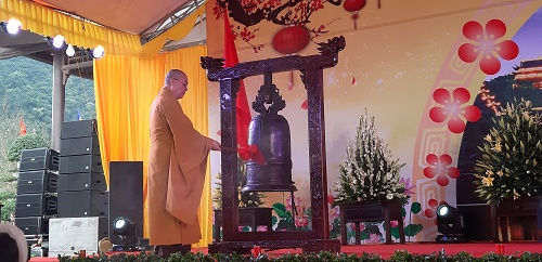 H&ograve;a Thượng Th&iacute;ch Thanh Nhiễu g&otilde; chu&ocirc;ng khai hội.