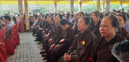...v&agrave; c&aacute;c chư vị tăng ni phật tử th&agrave;nh t&acirc;m hướng về Phật ph&aacute;p.