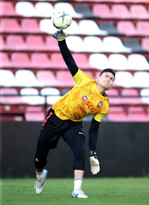 Văn L&acirc;m tập luyện ở CLB Muangthong United.