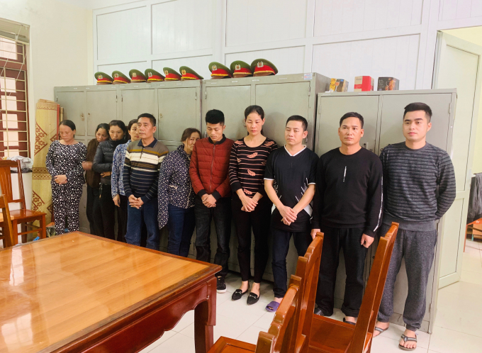 Nguyễn Minh Tuấn (b&igrave;a phải) c&ugrave;ng c&aacute;c con bạc bị CSHS C&ocirc;ng an Thanh Ho&aacute; bắt giữ ng&agrave;y 9/2.