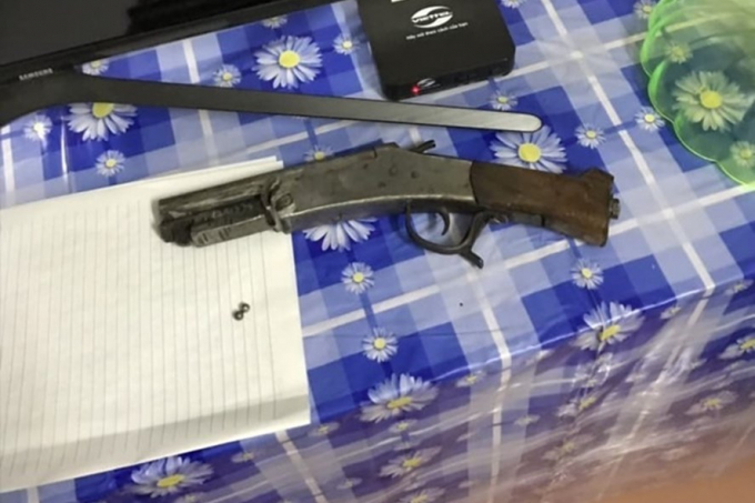 Khẩu s&uacute;ng Sửu bắn vợ được thu tại hiện trường. Ảnh: B&aacute;o Giao th&ocirc;ng