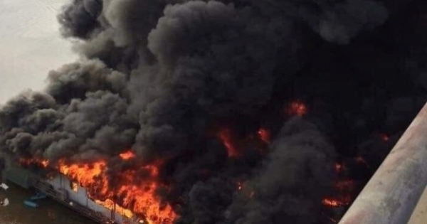 Clip - Lửa bao trùm thiêu rụi quán thuyền chài trên Sông Lô