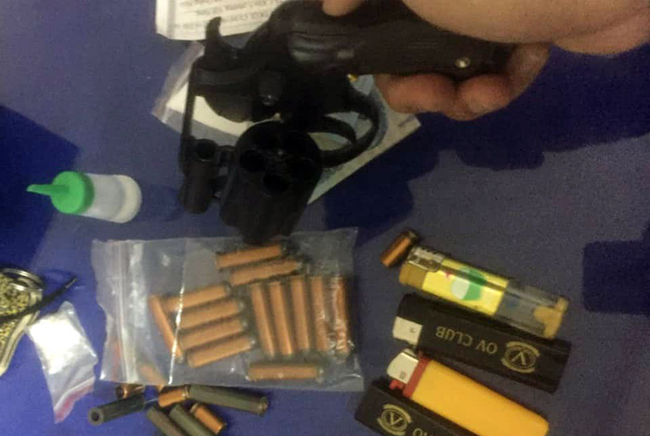 Tang vật m&agrave; tổ c&ocirc;ng t&aacute;c 363 thu giữ từ Nguyễn Quốc Dũng, đối tượng mang s&uacute;ng v&agrave; ma t&uacute;y đ&aacute; đi... chơi Tết.