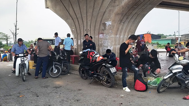 Người d&acirc;n H&agrave; Tĩnh vạ vật b&ecirc;n QL1A đ&oacute;n xe.