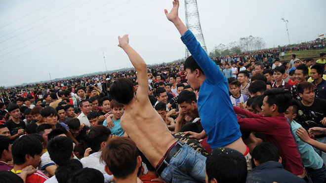 H&agrave;ng trăm thanh ni&ecirc;n đ&aacute;nh nhau hỗn loạn tại lễ hội cướp phết.