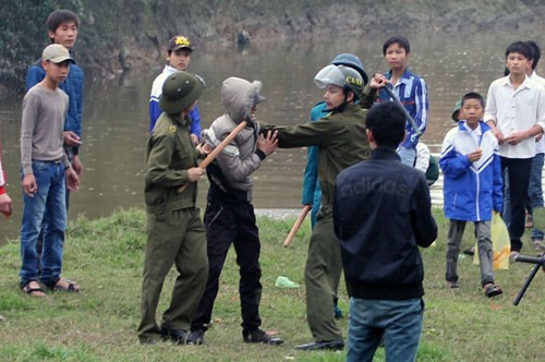 Trai l&agrave;ng phục k&iacute;ch đ&aacute;nh nhau khiến một cảnh s&aacute;t thiệt mạng.