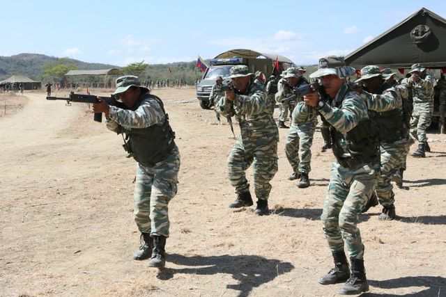 &Ocirc;ng Maduro khẳng định Caracas huấn luyện qu&acirc;n đội để bảo vệ qu&ecirc; hương thi&ecirc;ng li&ecirc;ng v&agrave; đảm bảo rằng Mỹ phải trả gi&aacute; rất đắt nếu x&acirc;m lược.&nbsp;