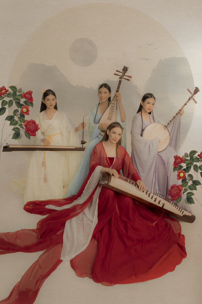 Phi Nhung v&agrave; c&aacute;c con tranh thủ chụp h&igrave;nh chung tặng fan năm mới