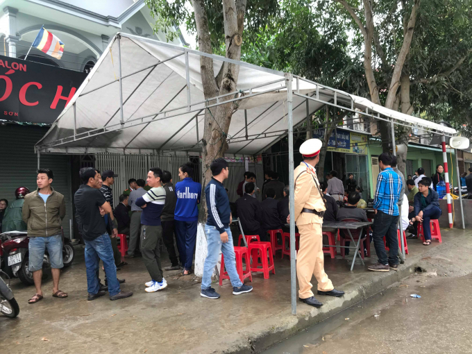 Hiện lực lượng chức năng đang kh&aacute;m nghiệm hiện trường tiến h&agrave;nh điều tra l&agrave;m r&otilde; nguy&ecirc;n nh&acirc;n vụ việc.