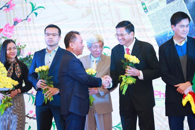 Tổng Bi&ecirc;n tập B&aacute;o Ph&aacute;p luật Việt Nam, TS. Đ&agrave;o Văn Hội tặng hoa cho c&aacute;c cộng t&aacute;c vi&ecirc;n, đối t&aacute;c của B&aacute;o