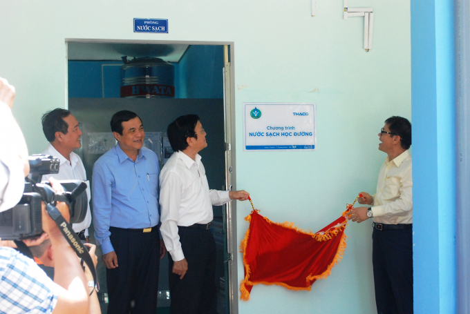 Nguy&ecirc;n Chủ tịch nước Trương Tấn Sang c&ugrave;ng&nbsp;l&atilde;nh đạo tỉnh Quảng Nam, THACO thực hiện lễ kh&aacute;nh th&agrave;nh hệ thống lọc nước tại trường tiểu học L&ecirc; Qu&yacute; Đ&ocirc;n.&nbsp;