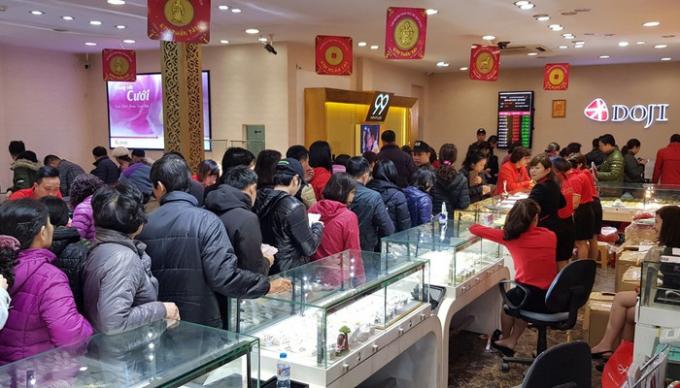 Người d&acirc;n xếp h&agrave;ng mua v&agrave;ng nh&acirc;n ng&agrave;y