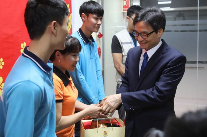 Ph&oacute; Thủ tướng Vũ Đức Đam trao qu&agrave; tới CN Cty SJ Tech Việt Nam.&nbsp;(Ảnh: Sơn T&ugrave;ng / B&aacute;o Lao động)