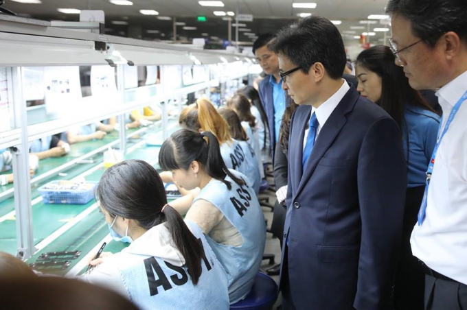 Ph&oacute; Thủ tướng Vũ Đức Đam thăm hỏi CN Cty SJ Tech Việt Nam đang l&agrave;m việc.&nbsp;(Ảnh: Sơn T&ugrave;ng / B&aacute;o Lao động)