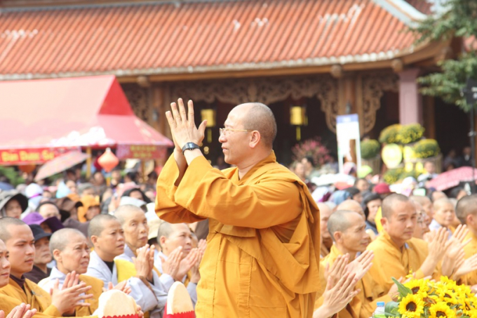 Đại đức Th&iacute;ch Tr&uacute;c Th&aacute;i Minh-Chủ tr&igrave; ch&ugrave;a Ba V&agrave;ng thỉnh ch&agrave;o c&aacute;c đại biểu v&agrave; c&aacute;c Tăng, Ni, Phật tử v&agrave; đ&ocirc;ng đảo người d&acirc;n tham dự Lễ khai hội.