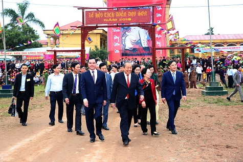 Ph&oacute; Thủ tướng Trương H&ograve;a B&igrave;nh v&agrave; nguy&ecirc;n Ph&oacute; Chủ tịch nước Nguyễn Thị Doan tham dự Lễ hội Tịch điền (Ảnh: VGP/L&ecirc; Sơn)