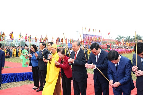 Ph&oacute; Thủ tướng Trương H&ograve;a B&igrave;nh d&acirc;ng hương tưởng nhớ Vua L&ecirc; Ho&agrave;n. (Ảnh: VGP/L&ecirc; Sơn)