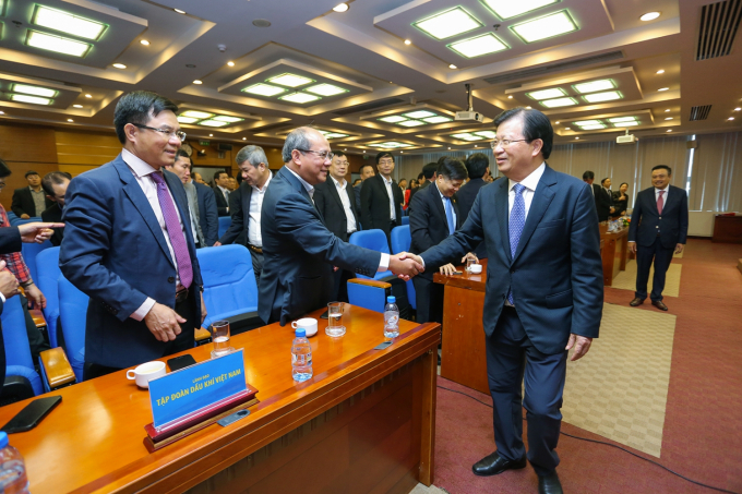 Ph&oacute; Thủ tướng Trịnh Đ&igrave;nh Dũng thăm hỏi, ch&uacute;c mừng l&atilde;nh đạo, c&aacute;n bộ PVN.&nbsp;(Ảnh: PetroTimes)