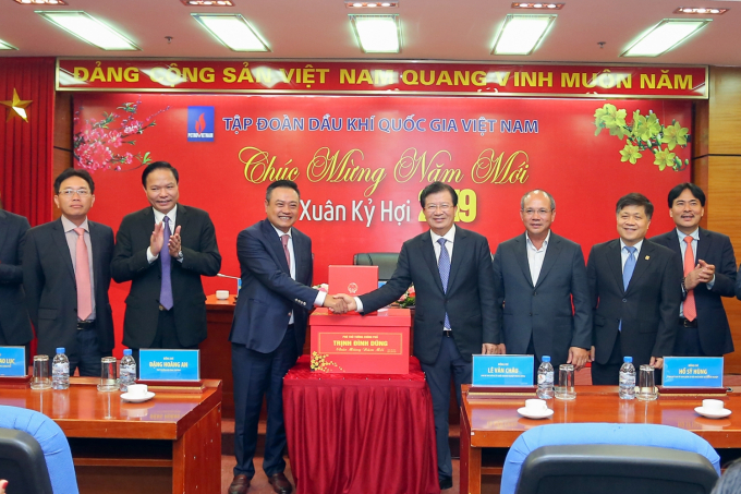 Ph&oacute; Thủ tướng Trịnh Đ&igrave;nh Dũng tặng qu&agrave; mừng năm mới Tập đo&agrave;n Dầu kh&iacute; Việt Nam. (Ảnh: PetroTimes)