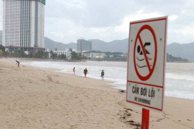 Mặc d&ugrave; được cảnh b&aacute;o v&ugrave;ng biển c&oacute; d&ograve;ng nước xo&aacute;y, kh&ocirc;ng n&ecirc;n tắm biển l&uacute;c s&oacute;ng lớn nhưng nhiều du kh&aacute;ch nước ngo&agrave;i vẫn tắm biển.