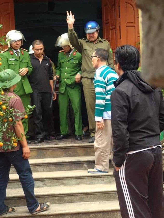 Trần Đ&igrave;nh Th&acirc;n bị c&ocirc;ng an bắt giữ tại nh&agrave;.