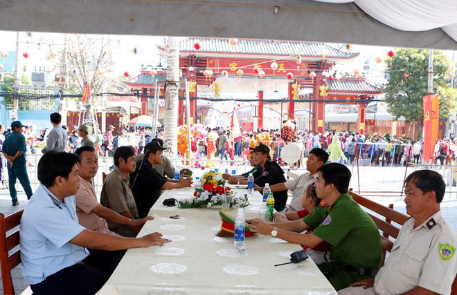 C&ocirc;ng an P.Ph&uacute; Cường (TP.Thủ Dầu Một) phối hợp đảm bảo an ninh trật tự khu vực ch&ugrave;a B&agrave;.