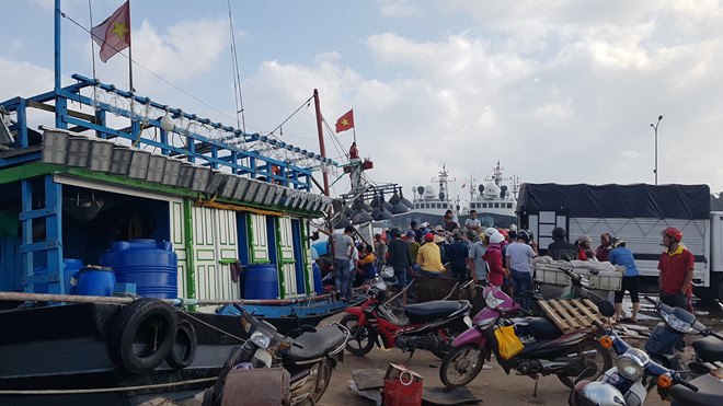 Cảng c&aacute; nam Cửa Việt đ&ocirc;ng đ&uacute;c suốt 2 ng&agrave;y nay.