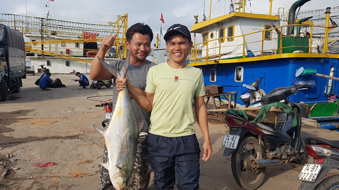 Ngư d&acirc;n L&ecirc; Văn Viện (b&igrave;a tr&aacute;i) tại cảng c&aacute; nam Cửa Việt s&aacute;ng 12.2.