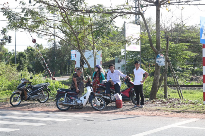 Người d&acirc;n phải ra Quốc lộ 1A đ&oacute;n xe d&ugrave; bị &ldquo;chặt ch&eacute;m&rdquo; gi&aacute; v&eacute; v&agrave; nằm dưới s&agrave;n, ngồi ghế nhỏ.