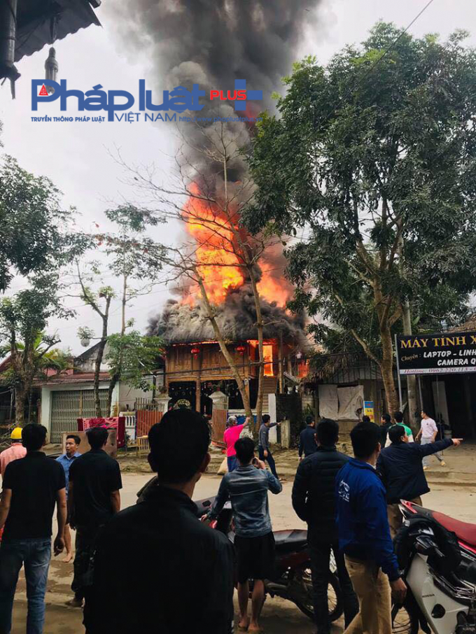 Một ng&ocirc;i nh&agrave; bốc ch&aacute;y sau đ&oacute; lan sang những ng&ocirc;i nh&agrave; kh&aacute;c.