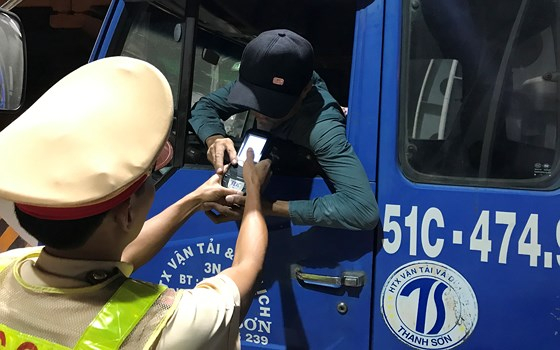 Lực lượng CSGT kiểm tra nồng độ cồn của l&aacute;i xe. Ảnh: B&aacute;o SGGP.