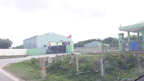 Sau cuộc đối thoại với ch&iacute;nh quyền th&igrave; người d&acirc;n Nam Xu&acirc;n Sơn đ&atilde; dỡ rạp, b&agrave;n ghế khỏi cổng nh&agrave; m&aacute;y Ph&uacute; H&agrave;..