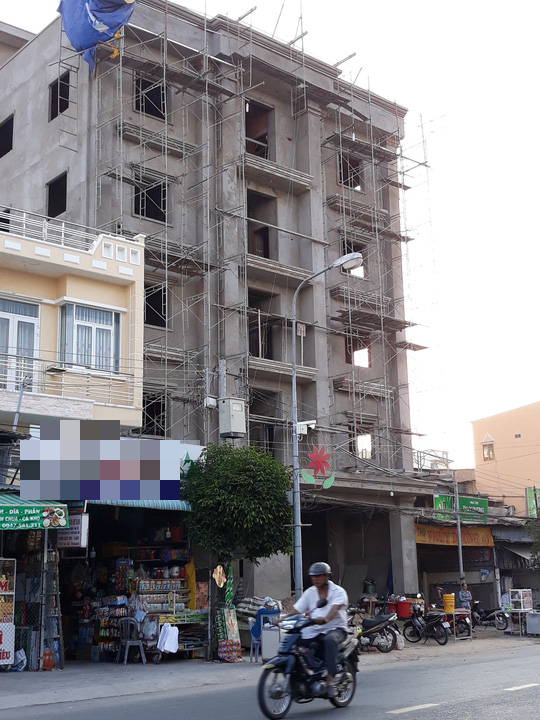 Nh&igrave;n từ b&ecirc;n ngo&agrave;i cũng c&oacute; thể thấy được ng&ocirc;i nh&agrave; c&oacute; 3 c&ocirc;ng nh&acirc;n tử nạn n&agrave;y đ&atilde; vượt xa so với quy hoạch.&nbsp;