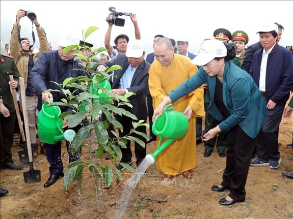 Chủ tịch Quốc hội Nguyễn Thị Kim Ng&acirc;n c&ugrave;ng c&aacute;c đại biểu trồng c&acirc;y tại Lễ ra qu&acirc;n hưởng ứng Tết trồng c&acirc;y &ldquo;Đời đời nhớ ơn B&aacute;c Hồ&rdquo; mừng Xu&acirc;n Kỷ Hợi 2019.