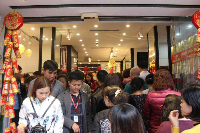 Tới trưa ng&agrave;y thần t&agrave;i (14/2), d&ograve;ng người chen nhau đi mua v&agrave;ng vẫn chưa c&oacute; dấu hiệu vơi bớt.