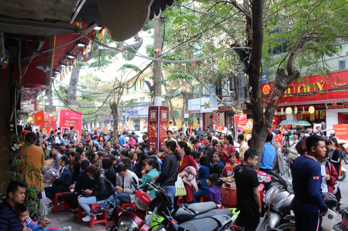 Tới 12h trưa, con phố Trần Nh&acirc;n T&ocirc;ng vẫn tắc nghẹt v&igrave; người xếp h&agrave;ng chờ mua.