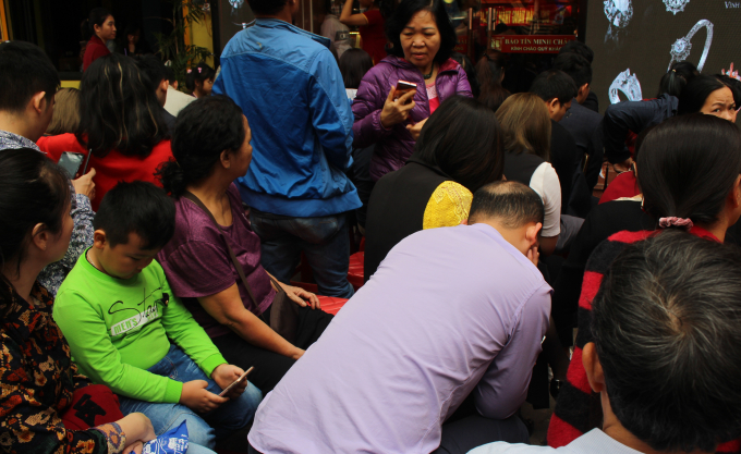 Nhiều người xếp h&agrave;ng chờ mua tỏ ra mệt mỏi.