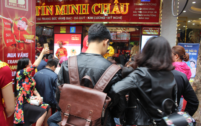 Do tr&ugrave;ng với lễ Valentine n&ecirc;n c&oacute; kh&ocirc;ng &iacute;t cặp đ&ocirc;i đi mua v&agrave;ng hay c&aacute;c đồ trang sức.