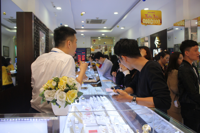 Ở nhiều đia điểm kh&aacute;c của thủ đ&ocirc; như tại X&atilde; Đ&agrave;n, Cầu Giấy cũng ghi nhận t&igrave;nh trạng tương tự.