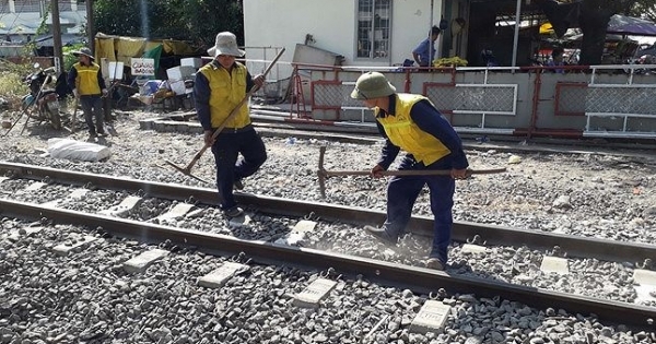 Trật bánh tàu chở khách trong đêm, loạt chuyến Nam - Bắc chậm giờ