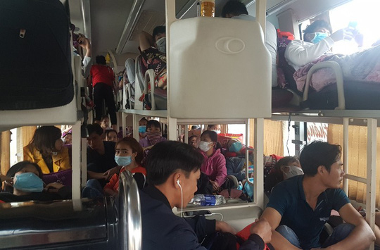 &Ocirc; t&ocirc; kh&aacute;ch 18B-021.36 chở qu&aacute; tải tới 25 người tr&ecirc;n xe so với đăng k&yacute;, đăng kiểm phương tiện.