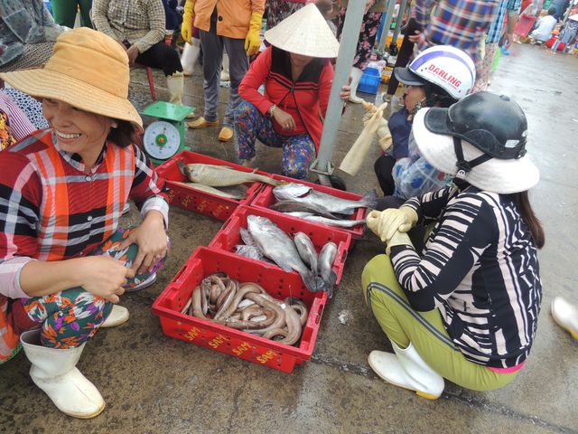 Tiểu thương cũng phấn khởi, hy vọng 1 năm bu&ocirc;n b&aacute;n thuận lợi.&nbsp;