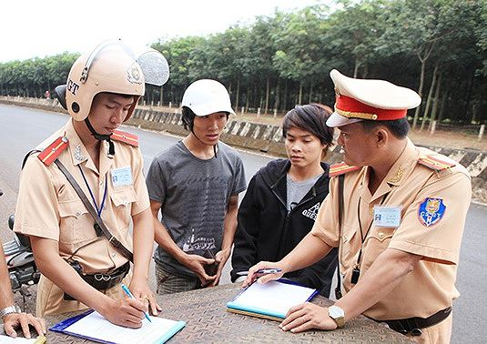 CSGT C&ocirc;ng an tỉnh B&igrave;nh Phước l&agrave;m nhiệm vụ tr&ecirc;n quốc lộ 14.&nbsp;