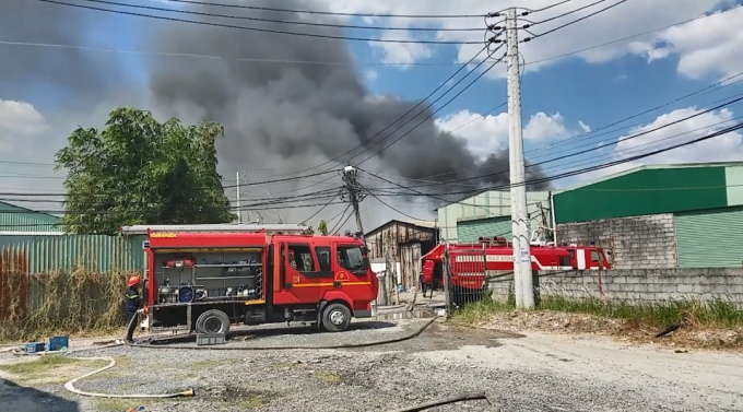 Nhiều xe chữa ch&aacute;y được huy động tới hiện trường để dập lửa (Ảnh: Nguyễn Hảo)