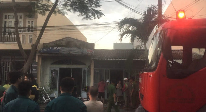 Vụ ch&aacute;y đ&atilde; khiến nhiều người d&acirc;n trong khu vực hoảng loạn (Ảnh: Nguyễn Hảo)