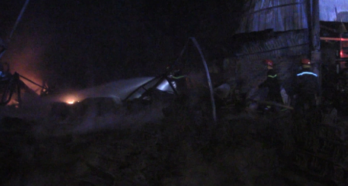 Lực lượng chức năng nỗ lực dập tắt đ&aacute;m ch&aacute;y (Ảnh: H&agrave; Bắc)