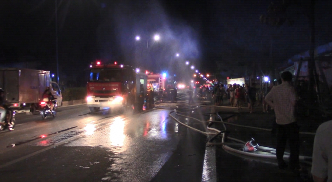 Nhiều xe chữa ch&aacute;y c&ugrave;ng h&agrave;ng chục c&aacute;n bộ chiến sĩ đ&atilde; được huy động (Ảnh: H&agrave; Bắc)