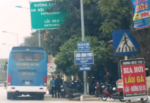 Khu vực lối rẽ l&ecirc;n cao tốc H&agrave; Nội - Hải Ph&ograve;ng tr&ecirc;n đường 353 trở th&agrave;nh bến c&oacute;c của nhiều h&atilde;ng xe kh&aacute;ch.