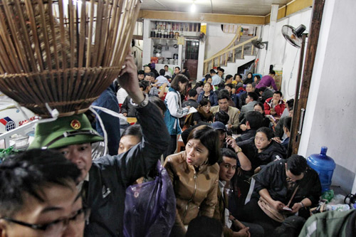 Biển người chen ch&uacute;c tại chợ Viềng Nam Định tối 12.2 (m&ugrave;ng 7 &acirc;m lịch).&nbsp;